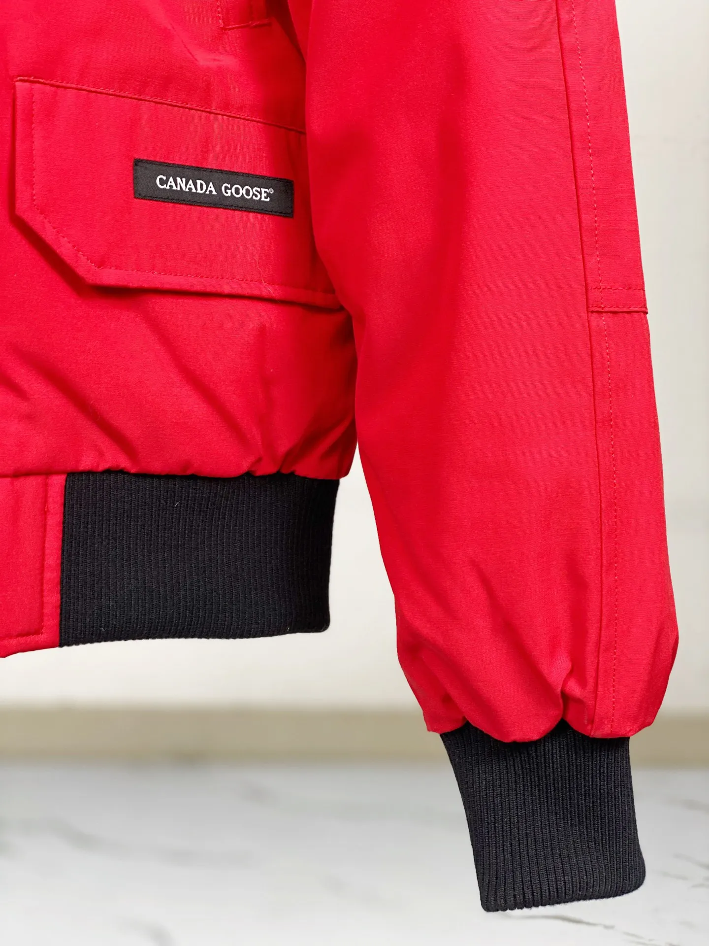 P780 Canada goose/Canada Goose Chilliwack 01 bomber jacket down jacket, authentic original clothing mold, all accessories are customized from the original factory. 💯The softness of the fabric is compared with the original product, and it can be restored by kneading at will (fabric misunderstanding: it is not a high-hardness fabric that is waterproof. Only those who buy the latest authentic version this year will notice the softness and comfort of the fabric) 💯The down is synchronized with the authentic white duck down, fluffy and not clumps, electronically controlled down filling machine. 💯Customized authentic YKK zipper pullers, high hardness and no jamming 💯The fur collar is custom-made from coyote skins in western Canada, the original version has the same origin 💯All workmanship and wiring are controlled by workers with more than ten years of service. They must be horizontal and vertical, and are not crooked. The inner wiring density is more sophisticated. Feel free to compare 💯Goose logo on sleeves, collar label, washed label, hangtag, zipper cord, pocket label, cuff thread, hem thread All details are updated simultaneously with the original product. The best version with the most complete colors. Sizes: XS-XXL (size chart attached below)